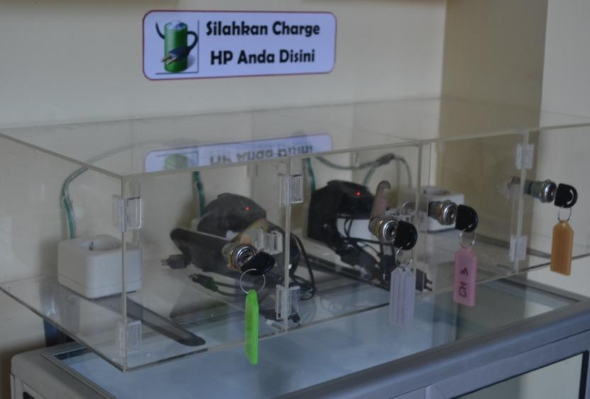 Awas! Bahaya Charging Ponsel di Colokan Tempat Umum!