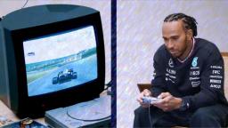Lewis Hamilton main game balap Driver di PS 1. (Sumber: Mercedes-AMG Petronas Formula One)