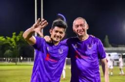 Coach Justin dan aktor Iko Uwais seusai fun game sepak bola. (FOTO: Instagram/coachjustinl)