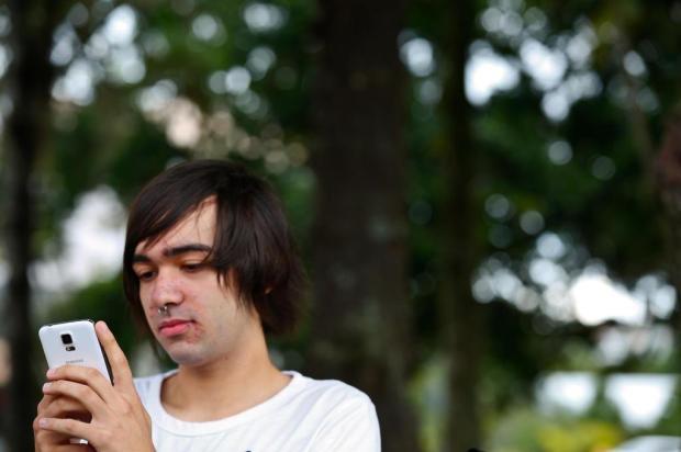 Inilah Remaja Pecemah Rekor Ketik SMS Tercepat