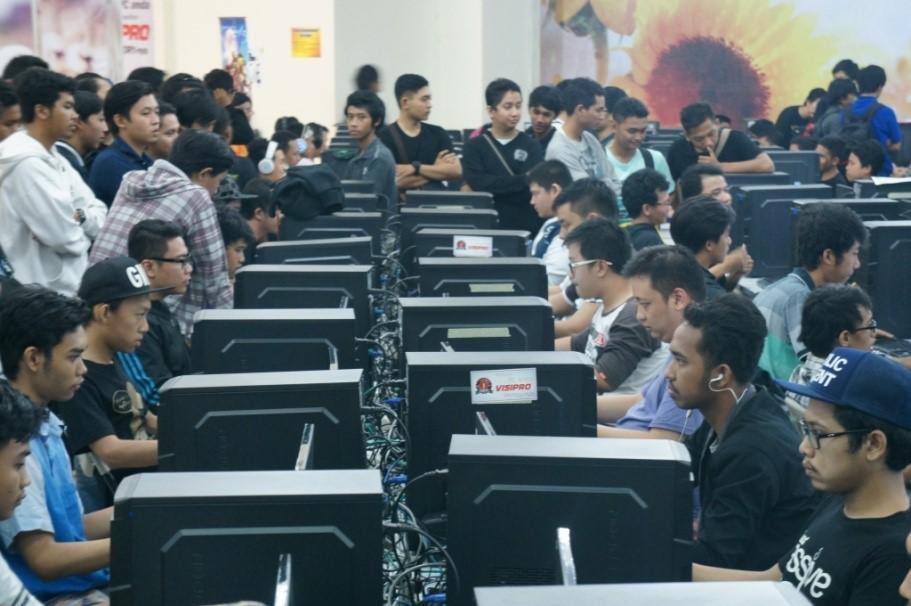 Ratusan Gamers Saling Bersaing di Gaming and Computer Show 2015 Surabaya!