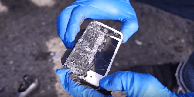 Gila, Orang Ini Jadikan iPhone Sebagai Kampas Rem Mobil Mewahnya!