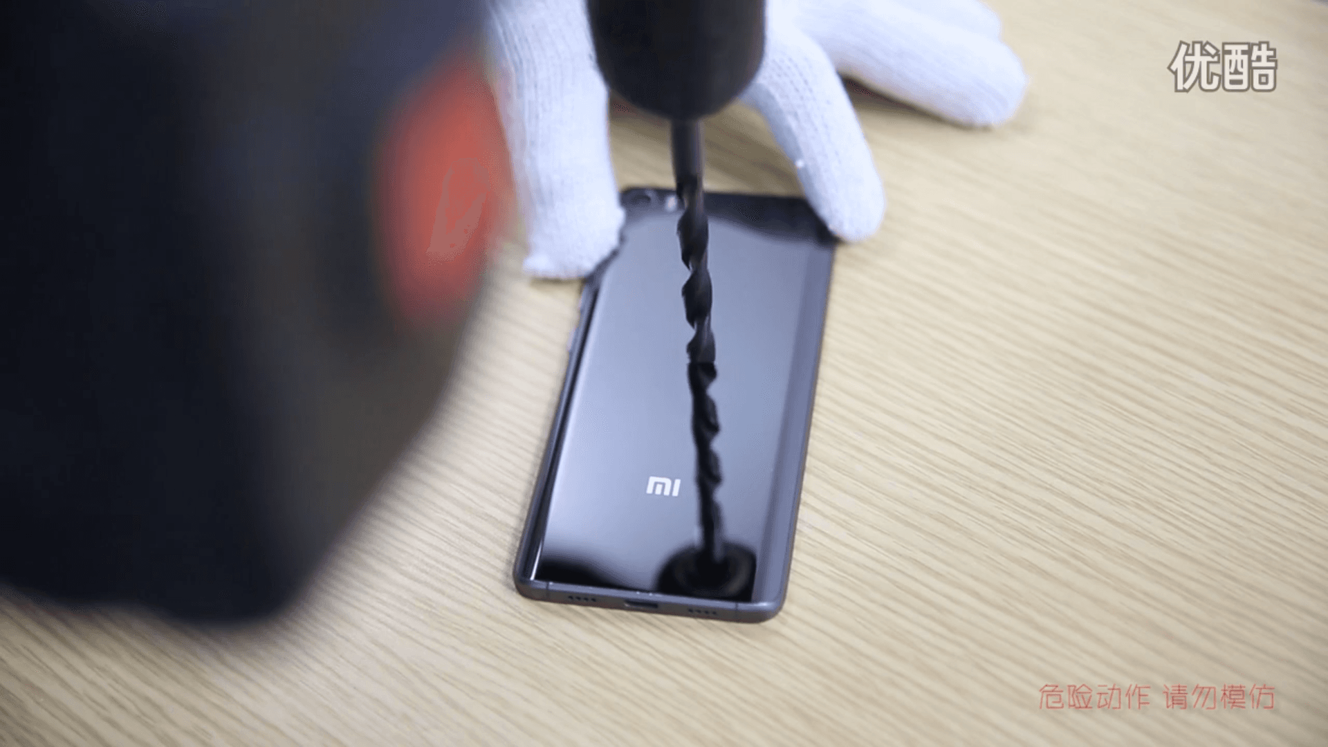 Meskipun Disiksa Dengan Bor Listrik, Xiaomi Mi 5 Pro Tidak Tergores Sama Sekali!
