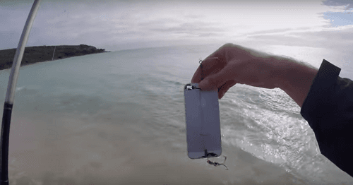 Gila! Smartphone Mahal iPhone Dijadikan Umpan Pancing Ikan!