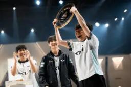 Dplus KIA berhasil menjadi juara League of Legends Esports World Cup (EWC) 2026 setelah mengalahkan tuan rumah Karmine Corp dengan skor telak 3-0 pada Grand Final. (FOTO: Dok.EWC 2026)